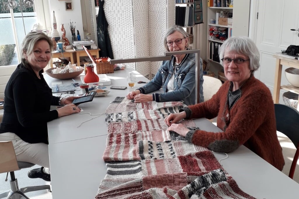 Dames van Innerwheel Vriezenveen aan het werk in het atelier.