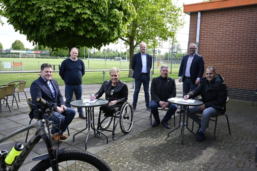 De ondertekening van de bruikleenovereenkomst voor het mountainbike trainingsparcours op sportpark 't Twistveen.