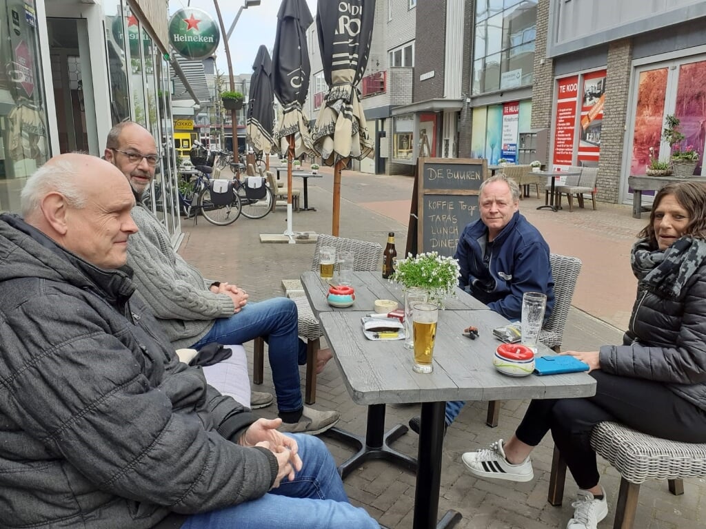 Paul, Klaas, René en Corine genieten ondanks een frisse wind van een terrasje bij De Buren in Dedemsvaart