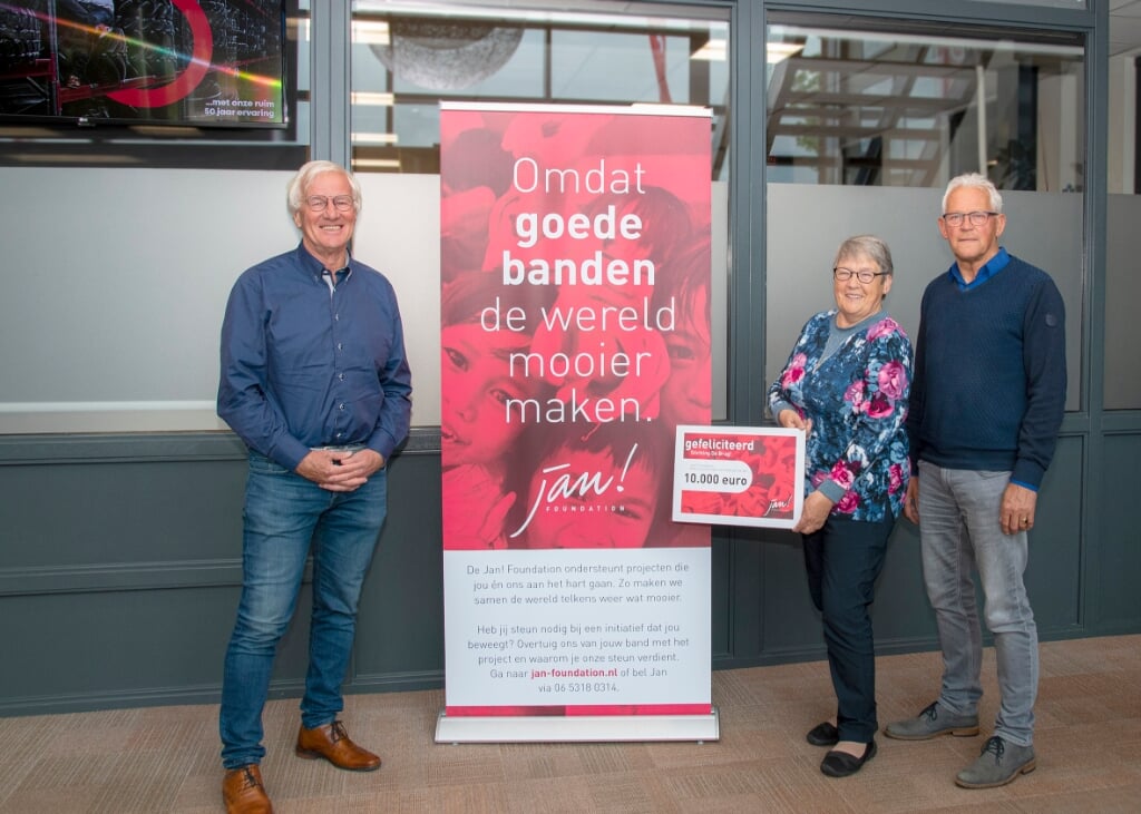 De Jan! Foundation draagt de stichting een warm hart toe. Van links naar rechts: Jan Heuver, Beja Weitkamp en Frits Weitkamp.