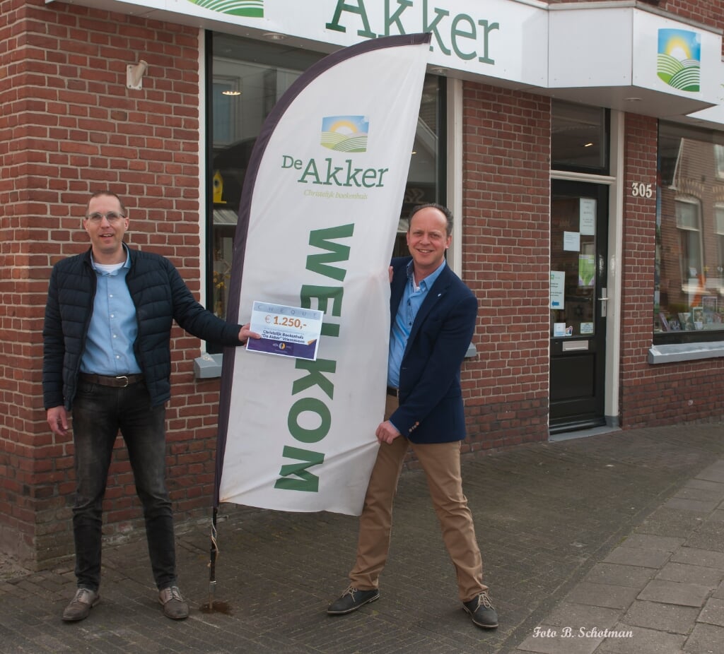 Alfa Foundation sponsort de heropenden Akker. Herald Aalderink en Couzijn Bos, voorzitter van de Akker, met lichtbalk en cheque.