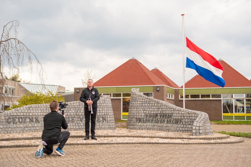 Gedichten, beelden van een herdenking van de gevallenen op het Vredesplein en het taptoe signaal van trompettist Johan Vos. 