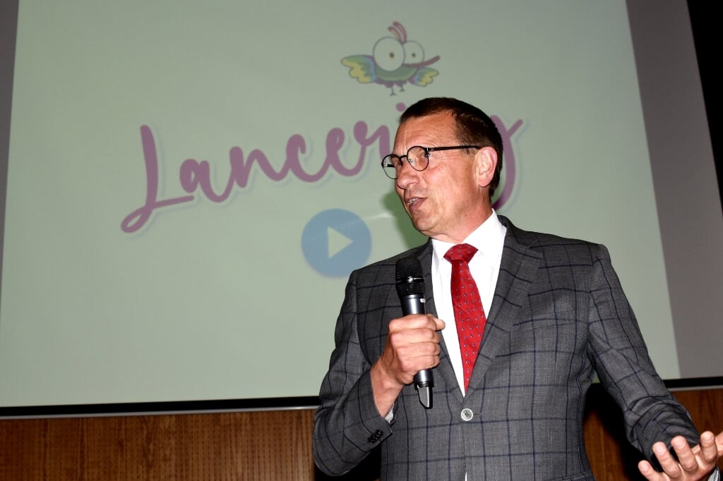 Burgemeester Maarten Offinga zette de vernieuwde website met een druk op de knop live. 