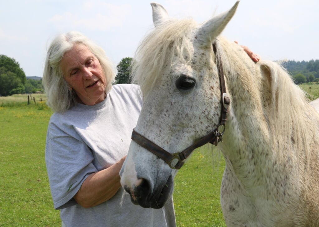 Rika Lassche met één van haar paarden. 