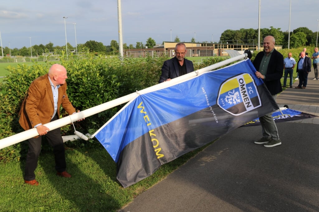 De nieuwe clubvlag werd gehesen door Jan Smit, Gerard Habers en Bertus Heuver. 