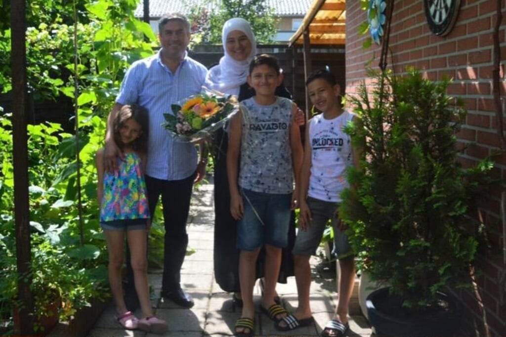 De familie Alhomsi won de tweede prijs in de bloemkaartactie van Mijande Wonen.