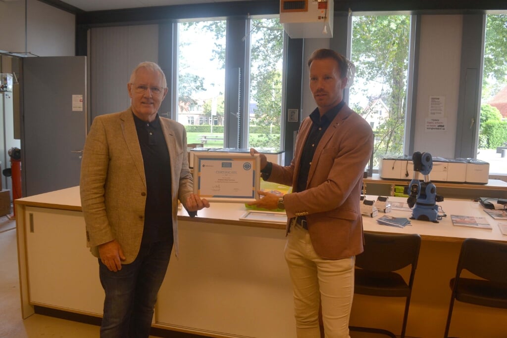 De uitreiking van het certificaat door Gary Jones, directeur van Make Block Europe, aan Chris van der Meulen, directeur van Greijdanus Hardenberg.