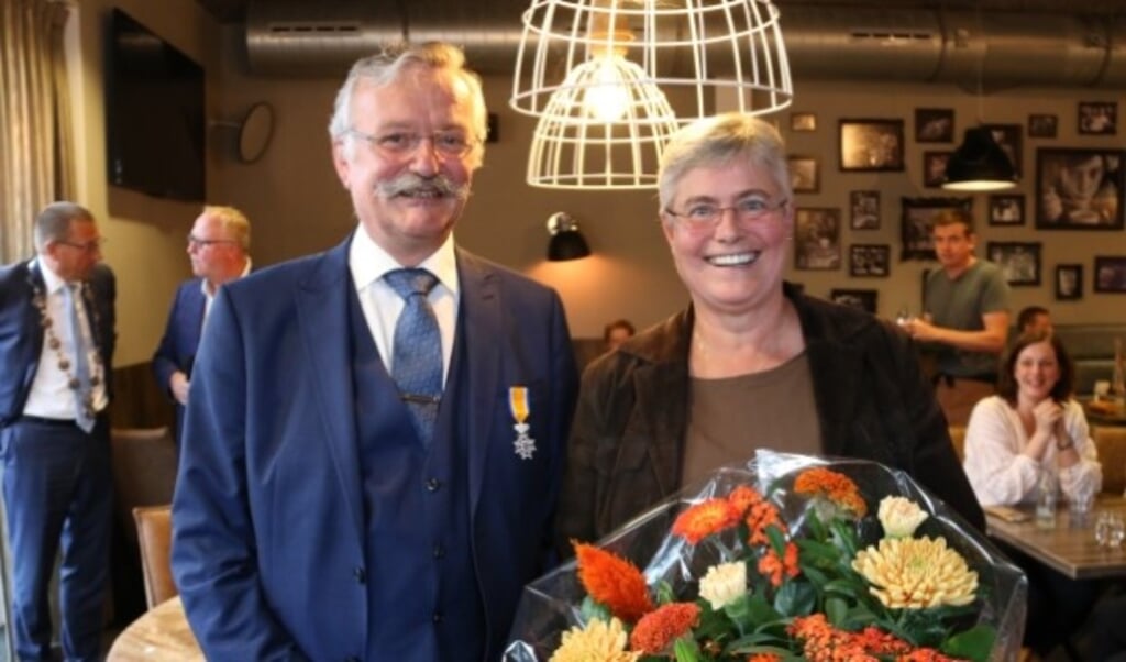 Bert en Riny van Faassen. Vanwege de corona-maatregelen werd de onderscheiding voor Bert opgespeld door zijn vrouw Riny. 