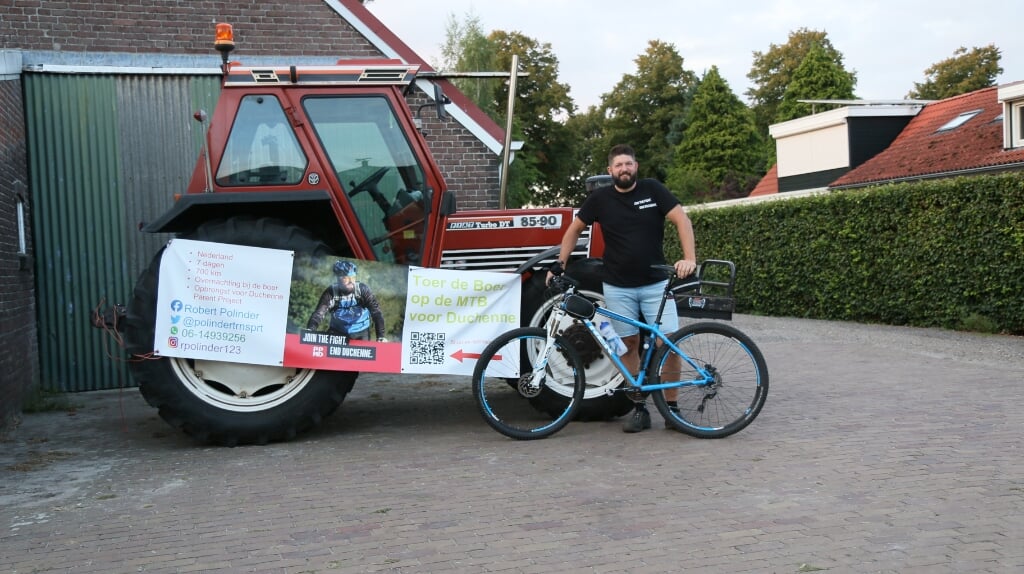 Robert Polinder reed de 'Tour de boer' met zijn mountainbike om geld in te zamelen voor het Duchenne Parent Project.