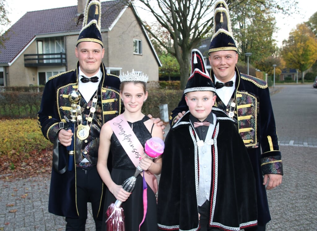 Jeugdprinses Dewi Amsink en adjudant Gylano Schlepers met de neuwe Prins Carnaval. Stephen I en zijn adjudant Jesper Schlepers.