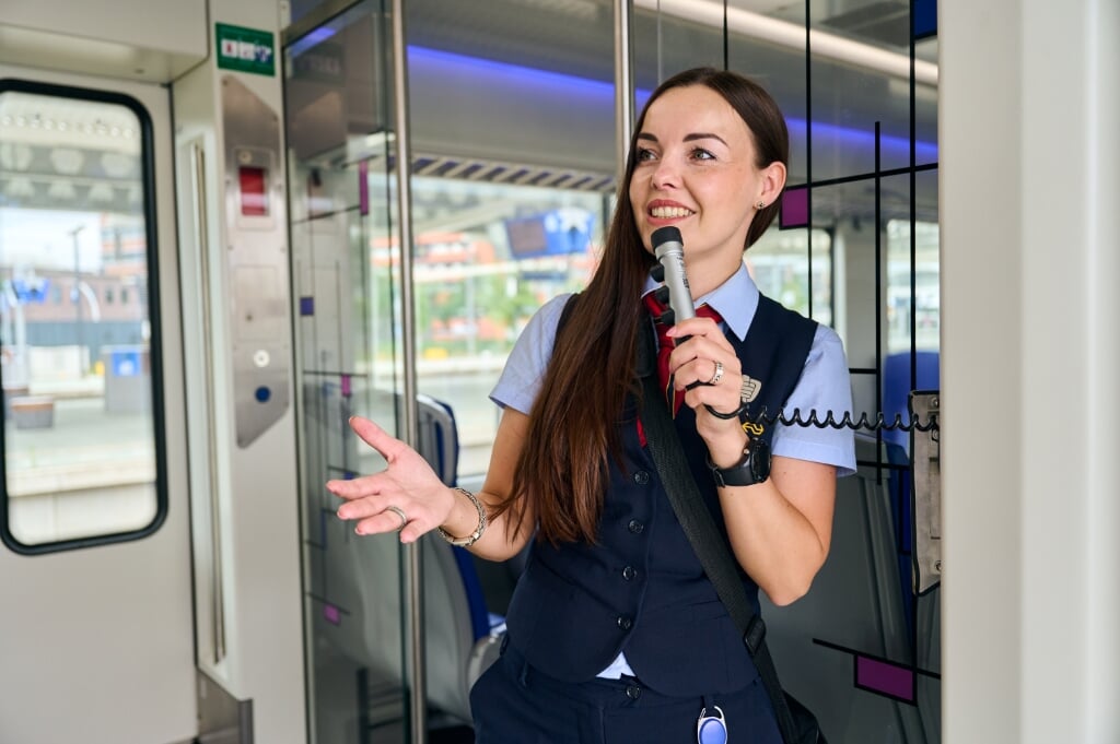 Linda van Dijk uit De Krim zingt in een commercial gepassioneerd over de veelzijdigheid van haar werk als hoofdconducteur bij de Nederlandse Spoorwegen (NS).