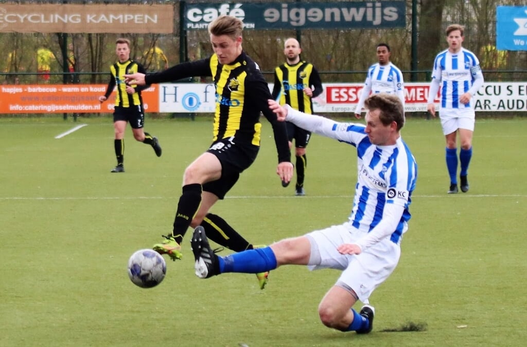 DOS'37 uit Vriezenveen speelde zaterdag tegen KHC uit Kampen.