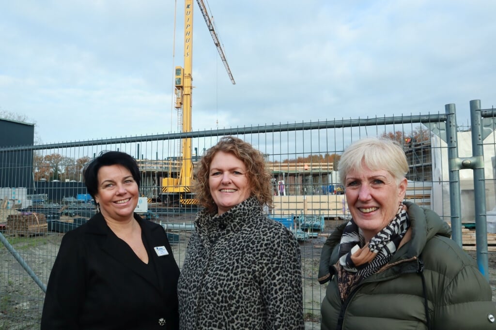 Managers Saskia, Elsina en Alice voor de bouw van het nieuwe Saxenburgh Clara Feyoena Heem.