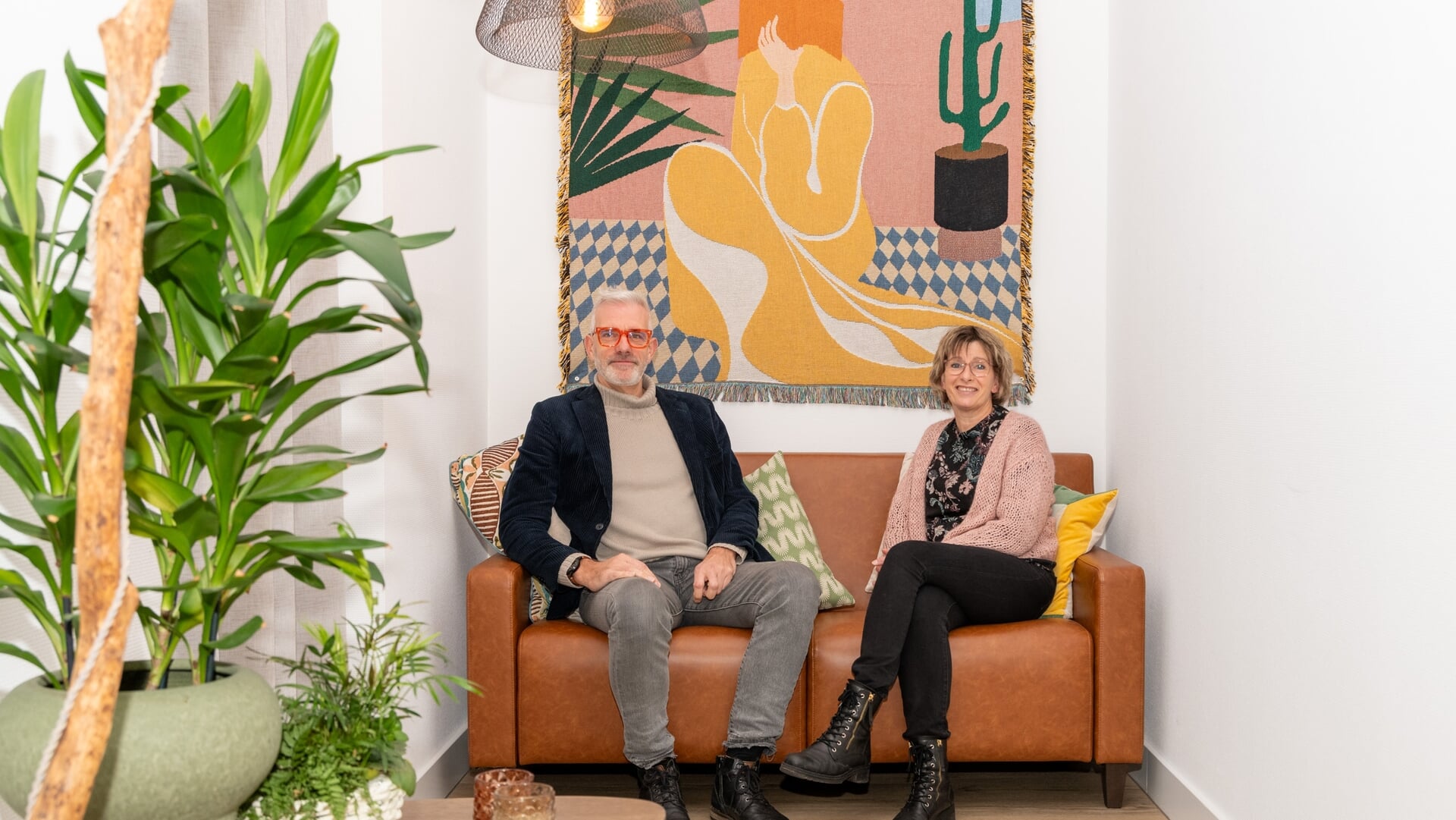 De coördinatoren Wim Bijkerk en Esther Boer op één van de gezellige zitjes in de gemeenschappelijke huiskamer van het hospice.