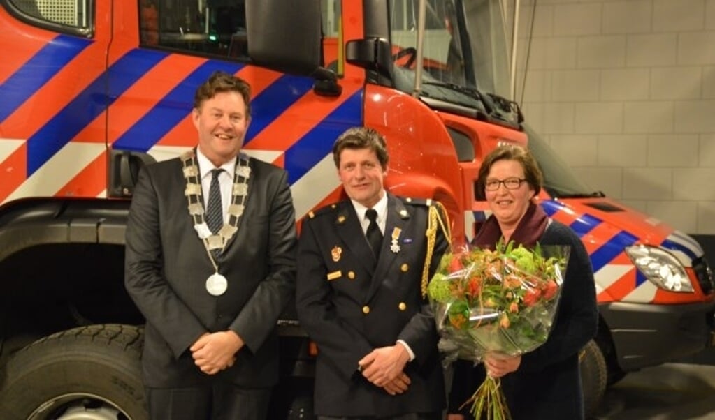 De onderscheiden Van der Zanden wordt geflankeerd door burgemeester Van de Weerd en door zijn echtgenote. (Foto: www.melvinbakker.nl)