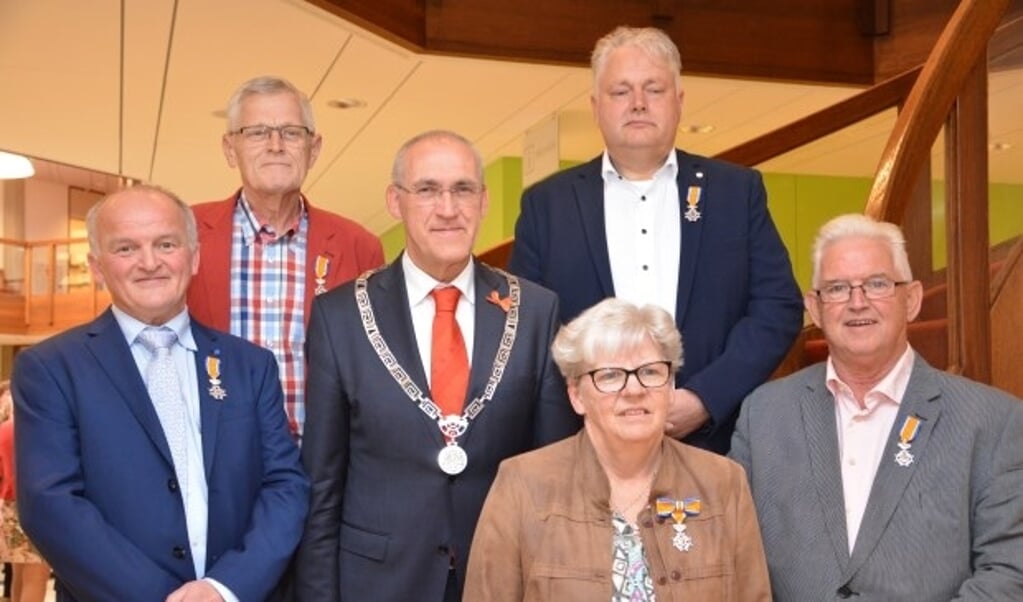 Vanaf links (achter): dhr Veldkamp, dhr Van der Vegte, burgemeester Hoogendoorn en de dhr Knulst. Voor: mw Van Wijhe en de dhr Littel. foto: Cor Sellis


