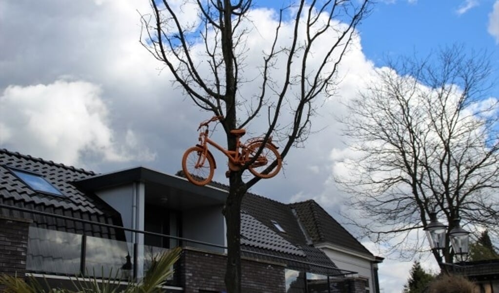 Overal in Nunspeet, op de meest bijzondere plekken, tref je oranje fietsen aan. (Foto Dick Baas)