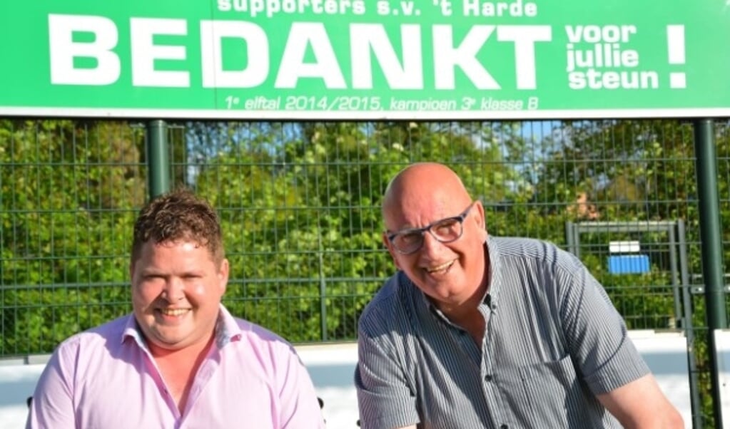 Marktmeesters Bert-Jan Olthuis (links) en Dennis Elskamp zijn trots op hun supportersclub en op de vele vrijwilligers. foto: Cor Sellis