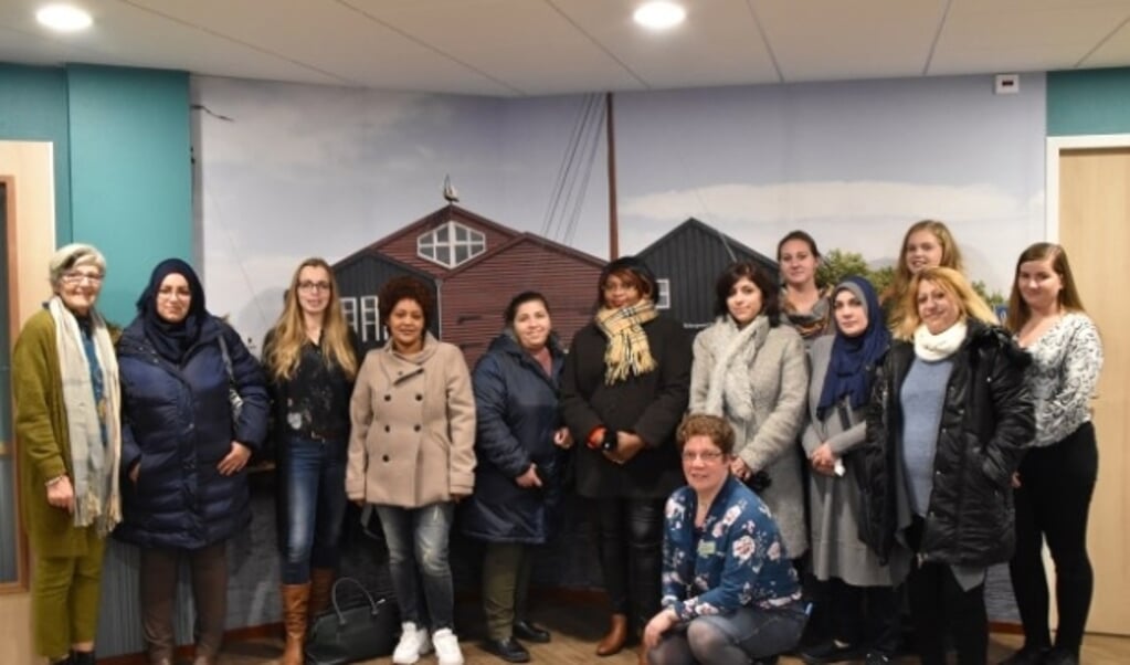 De groep vrouwen keek goed rond in het vernieuwde Nieuwe Feithenhof, met de prachtige platen aan de muur.