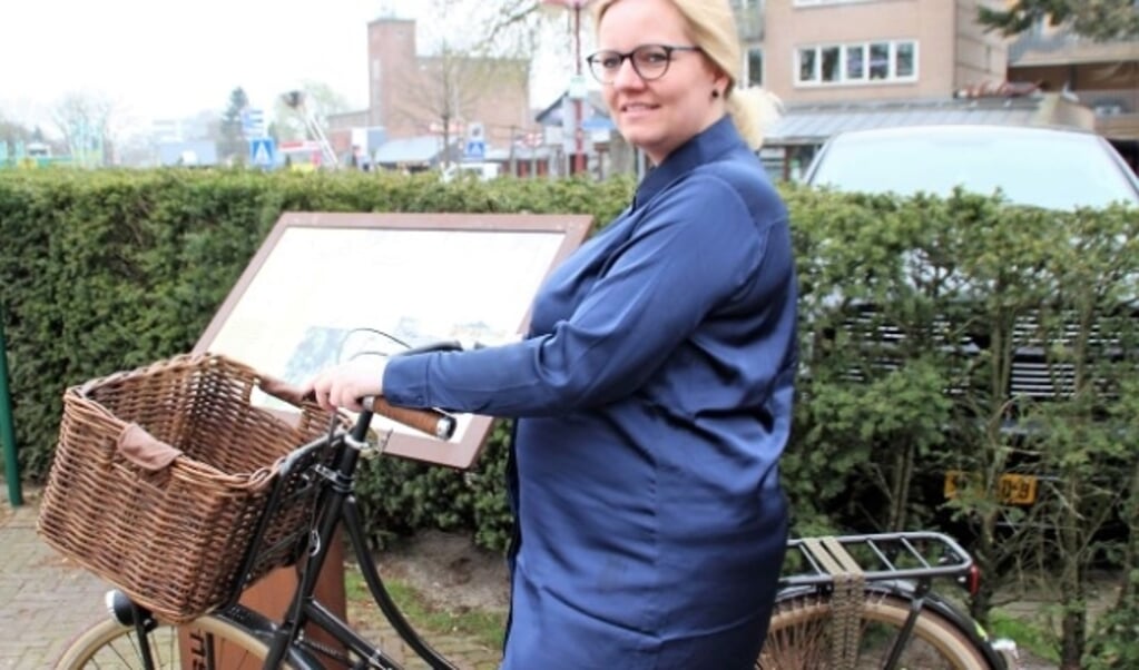 De evenementenorganisator van Nunspeet uit de kunst Heleen Bossenbroek is al helemaal startklaar voor het evenement Meimaand Fietsmaand. Foto Dick Baas