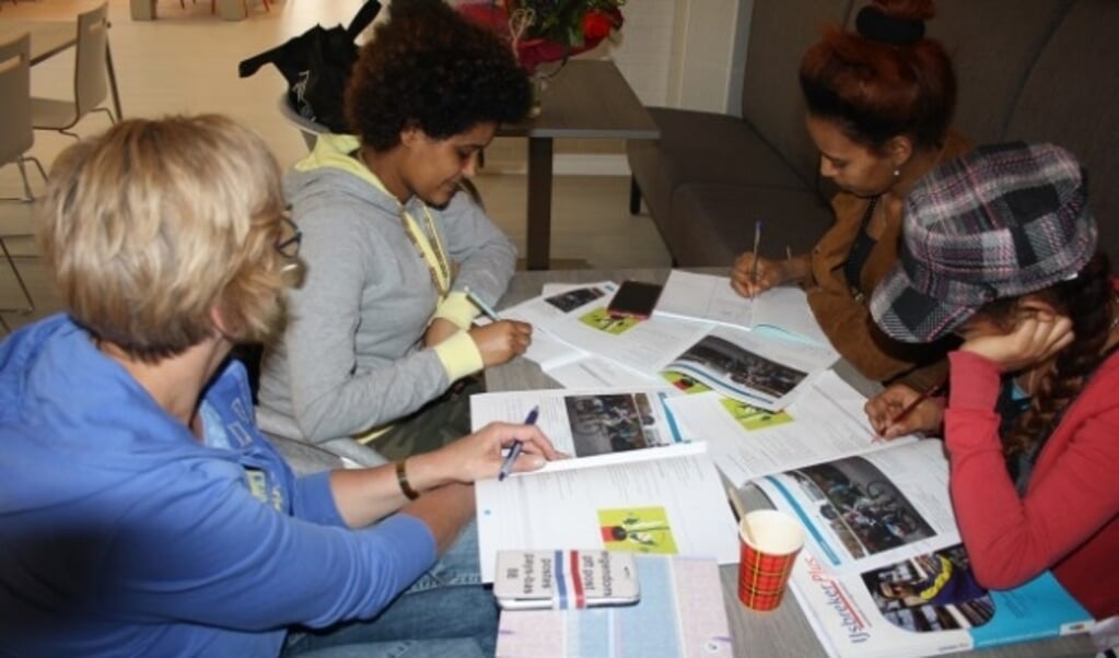 Taalvrijwilligers krijgen allerlei materiaal waarmee ze de deelnemer kunnen leren lezen, schrijven en spreken.