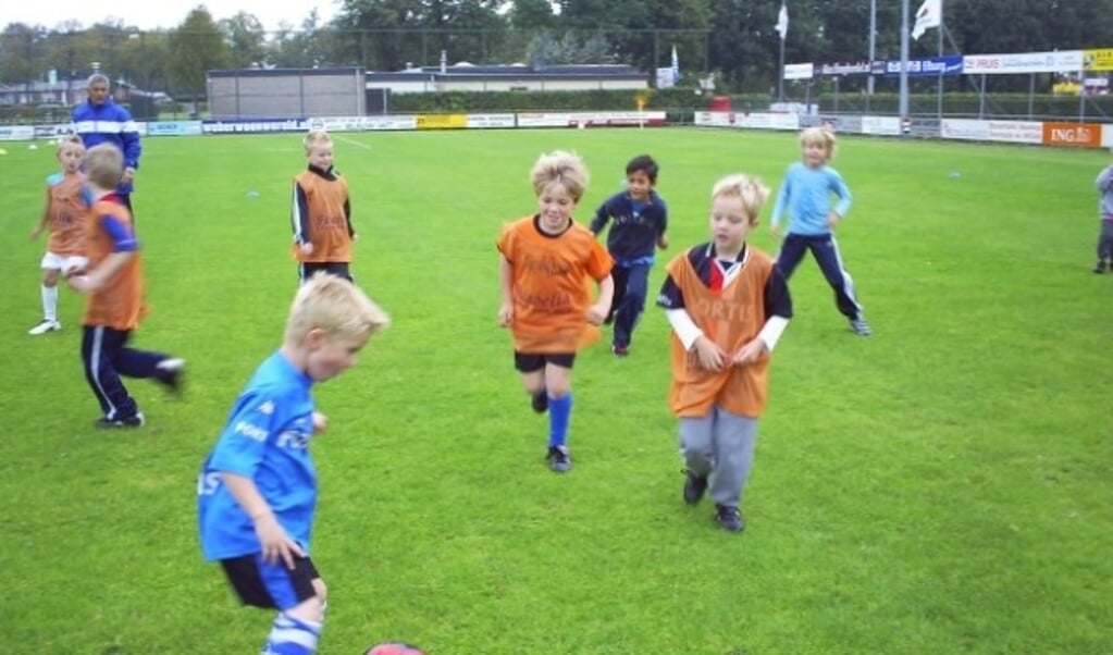 enthousiaste kinderen die een partijtje spelen