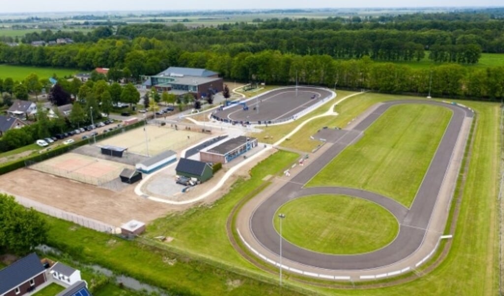 Rechts de 400 meter baan, links voor de piste, achter het Buitensportcentrum Talter. (Foto: Erik Peek Fotografie Airvideo)