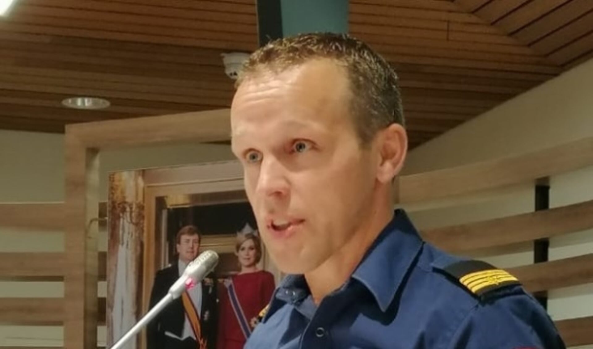 Postcommandant Arie Bruijnes houdt de raadscommissie een waarschuwende vinger voor. (Foto Dick van der Veen).