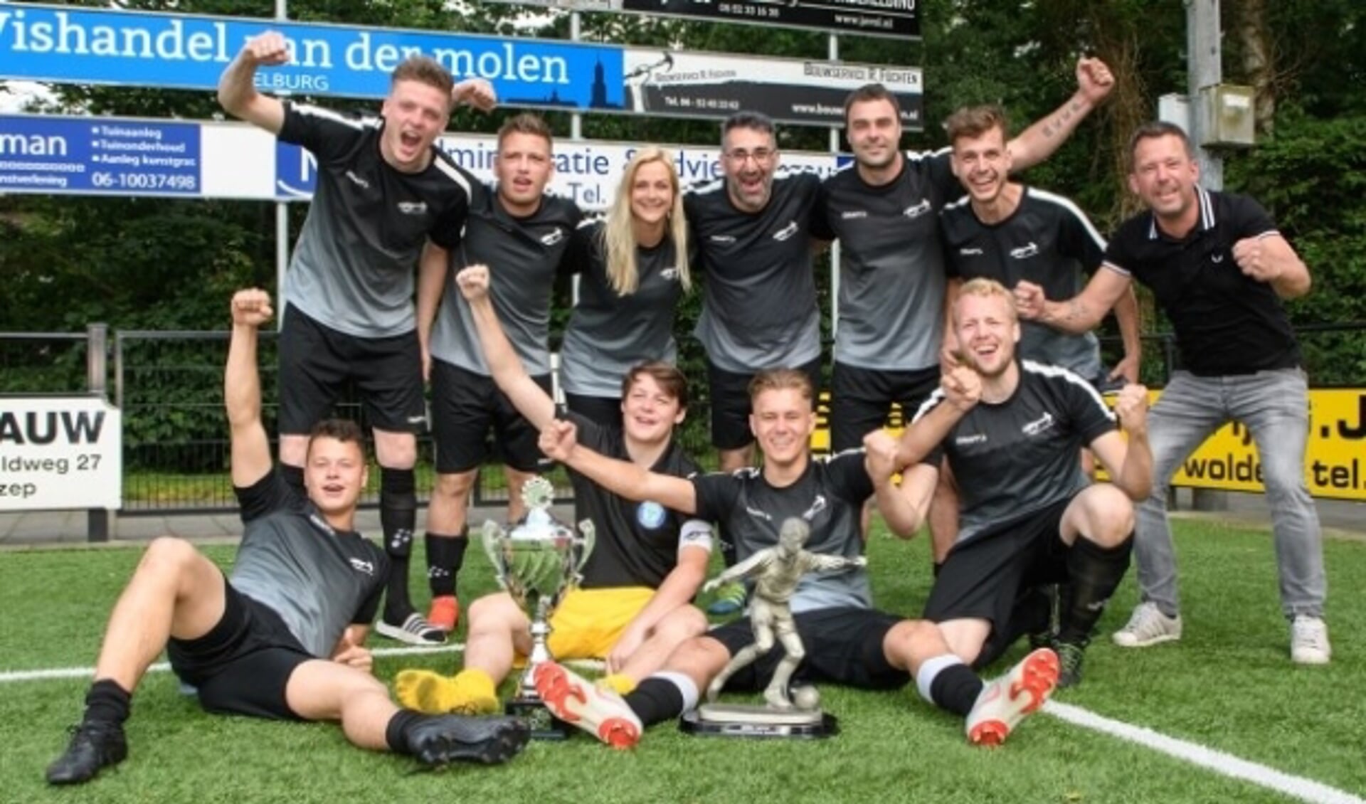 Bouwservice R. Füchten, winnaar van het sponsorvoetbaltoernooi van VSCO'61. (Foto: Dries van Dijk)