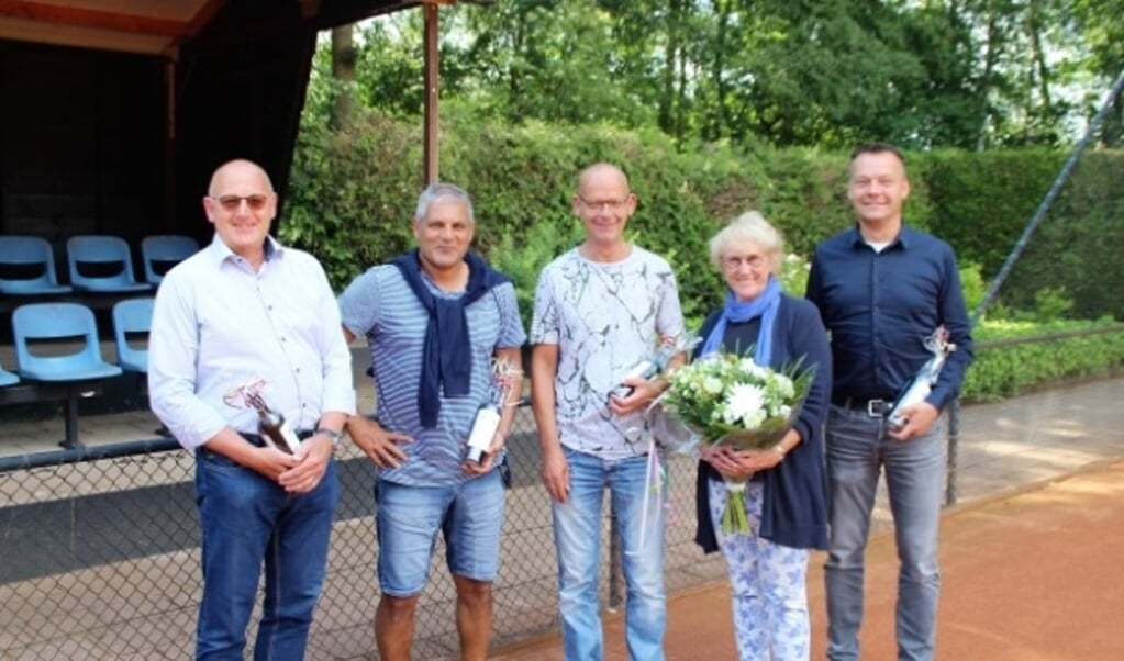 De vijf jubilarissen (25 of 40 jaar lid) van NTC De Wiltsangh met de bloemen en een fles wijn op de tennnisbanen.