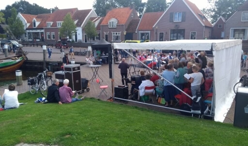 Samen zingen aan de haven                 Zingen en luisteren aa