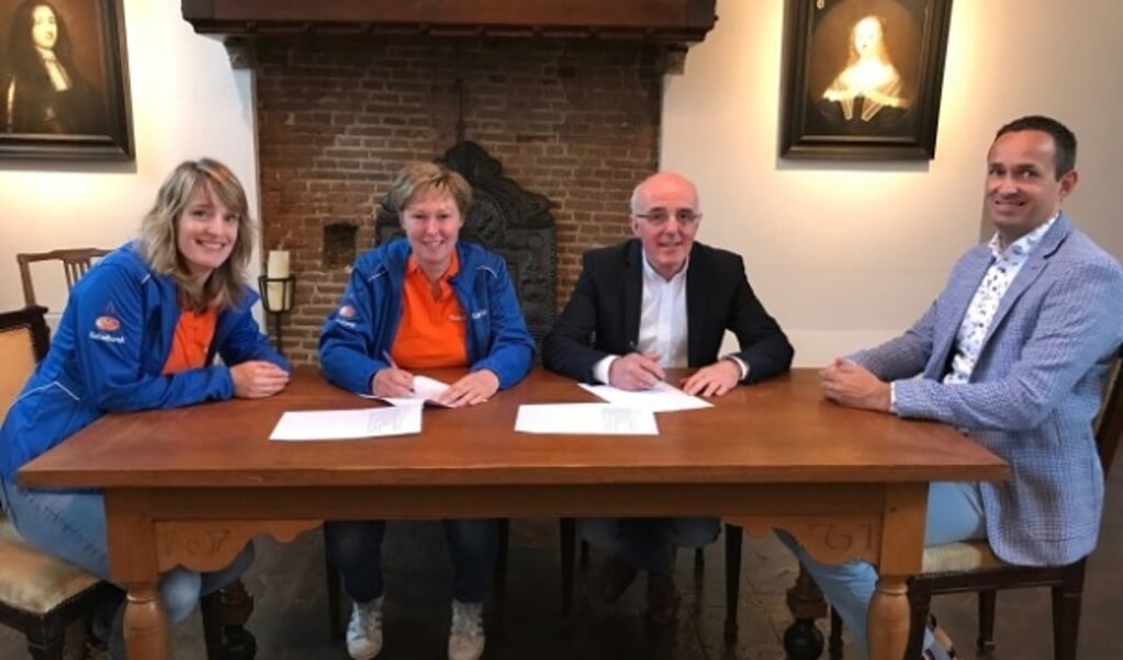 De ondertekening van het contract met het comité Botterdagen en Open Monumentendag. (Foto: Colin Pelleboer, Bureau Hanze)