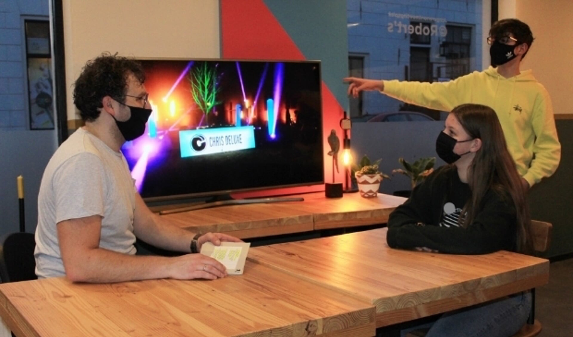 Robert Pruis met Eva Bakker en Hidde van de Streek in overleg over de tv-uitzending tijdens Oud & Nieuw.
