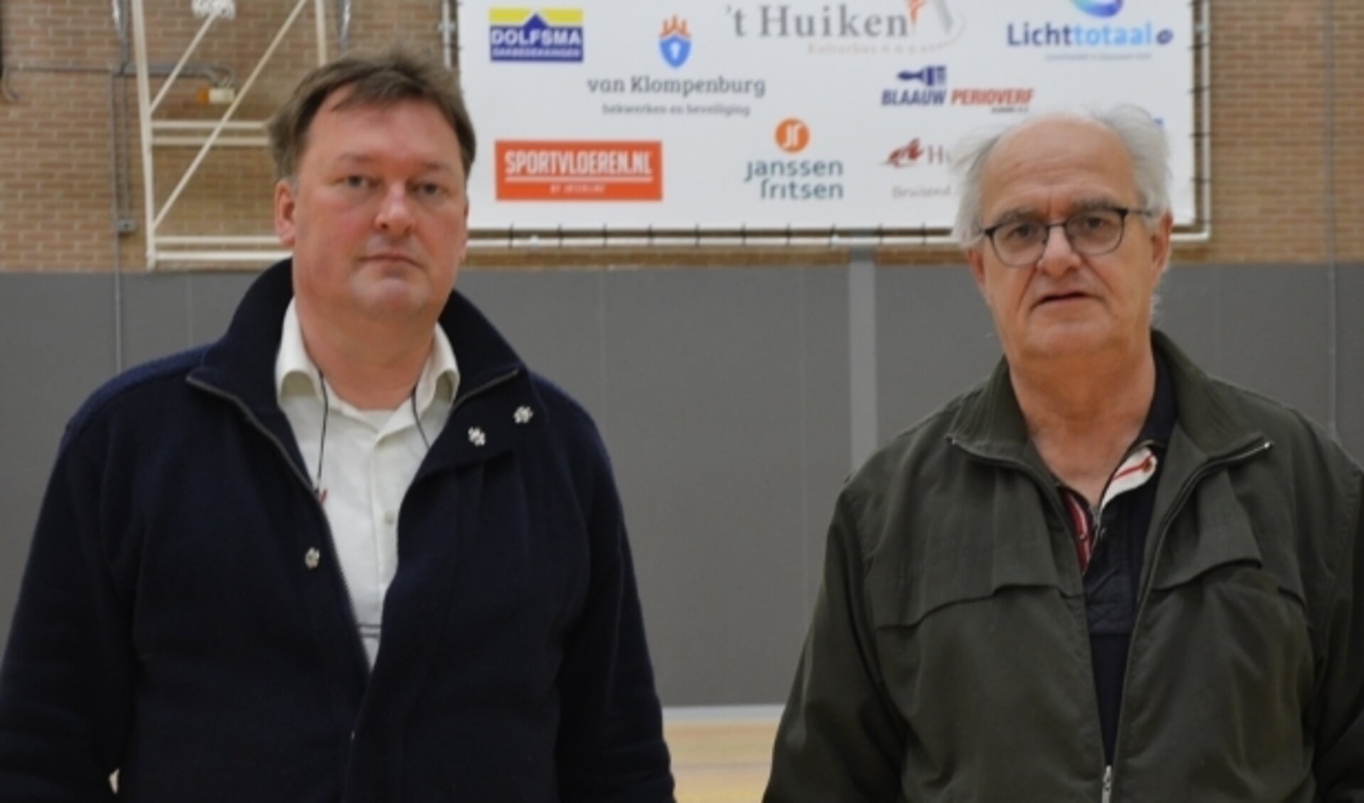 Secretaris Koos Held (l.) en voorzitter Bertus Wijnne in de zaal van ’t Huiken waar ze uren moeten inleveren. (Foto: Dick van der Veen).