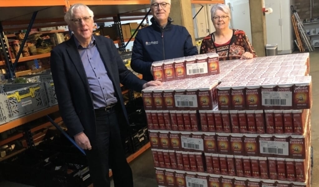 Cor Wijnolts van de Lionsclub Elburg-Oldebroek, geflankeerd door Henk de Groot en Anneke Wegh van de voedselbank