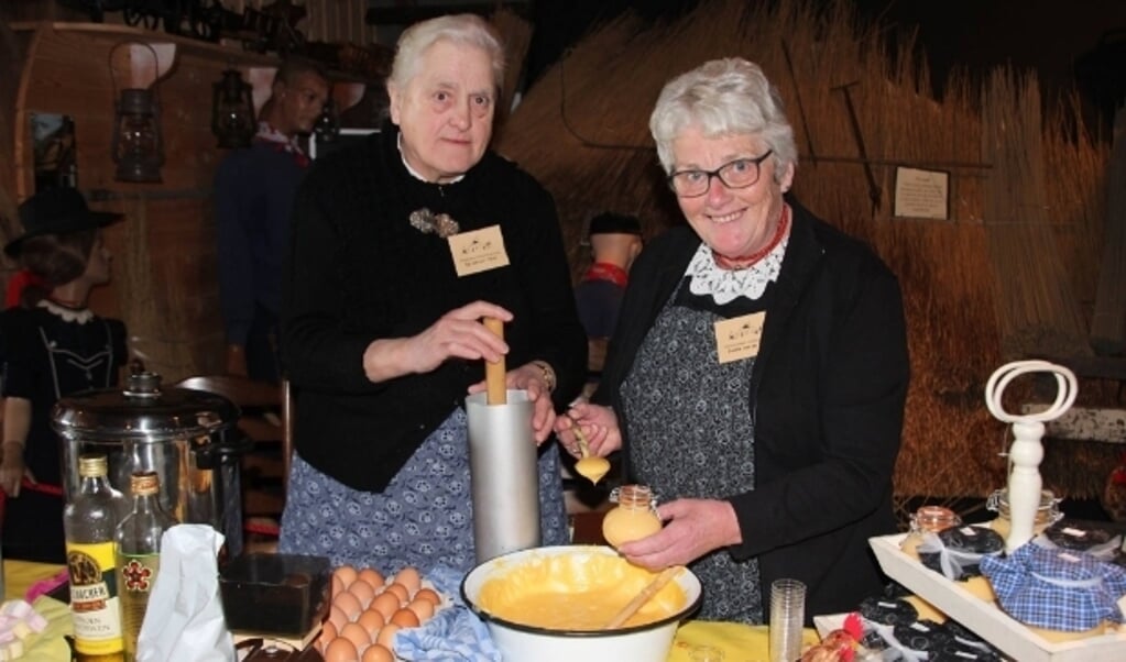 Eip van Loo en Jannie van de Streek (rechts) maken advocaat geheel naar oma’s recept.