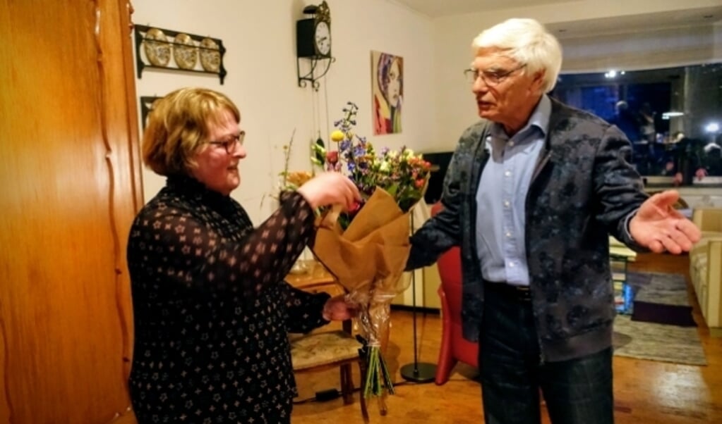 Engele de Nooy reikt Helen Vane de bloemen en de versierselen  uit