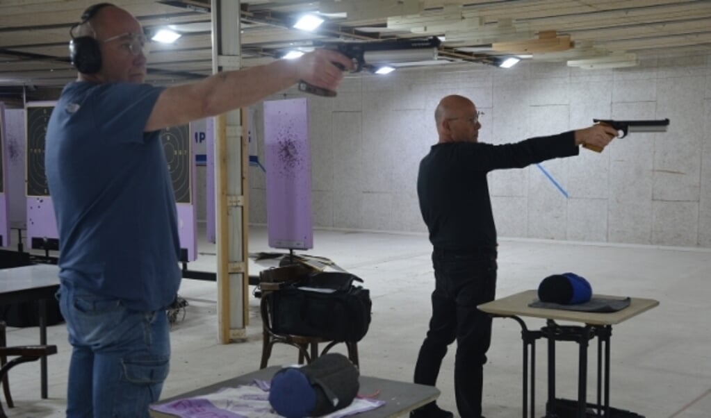 René (l.) en Tim oefenen op het 5-schots luchtpistool. 