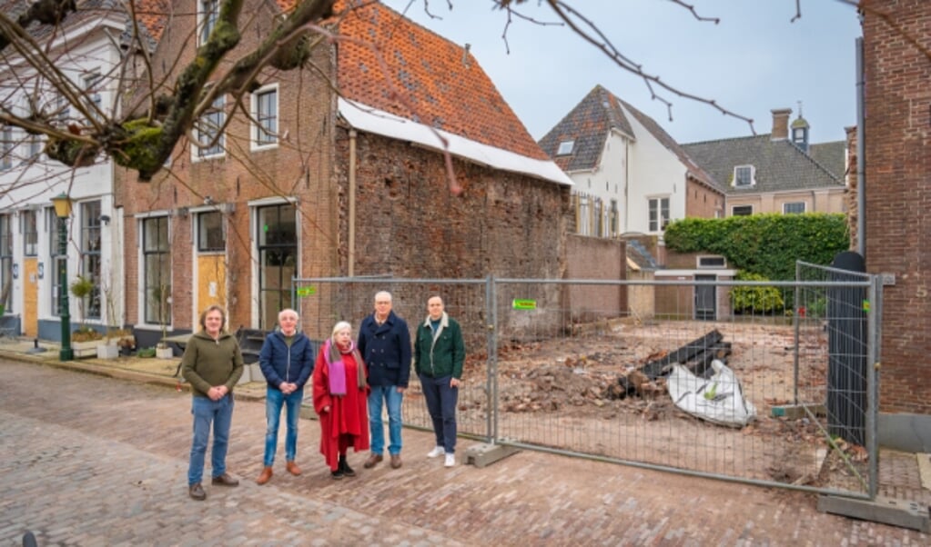 Initiatiefnemers voor de petitie Vuurwerkvrije zone in Elburg Vesting voor de getroffen woning aan de Beekstraat. 