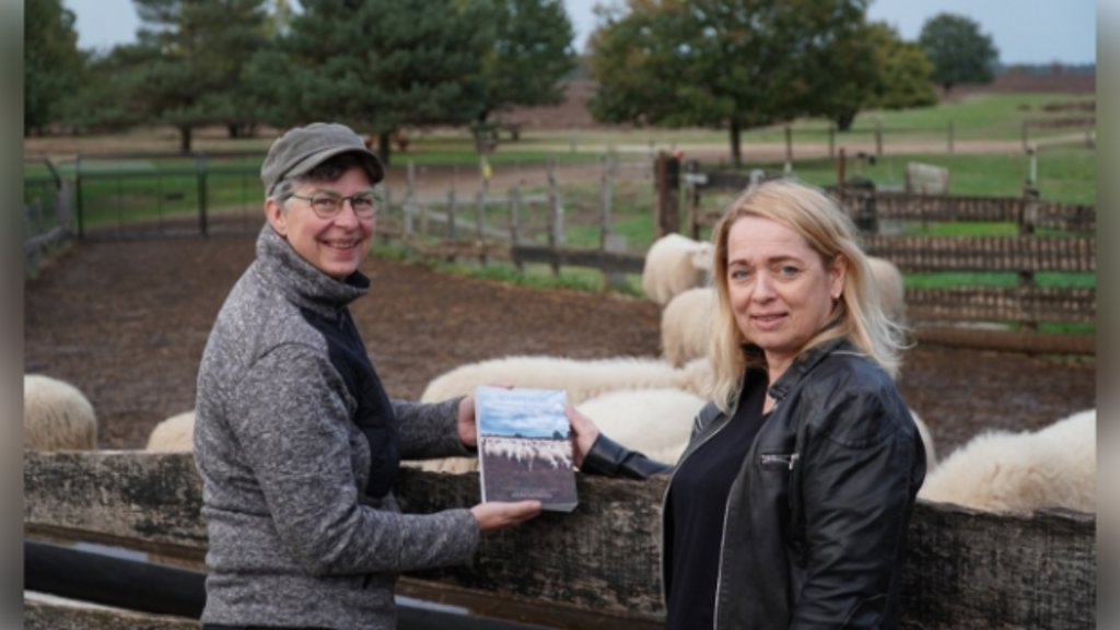 Francisca Schippers (links) en Mariska van Vondelen met hun zelf geschreven boek Schapenpad.