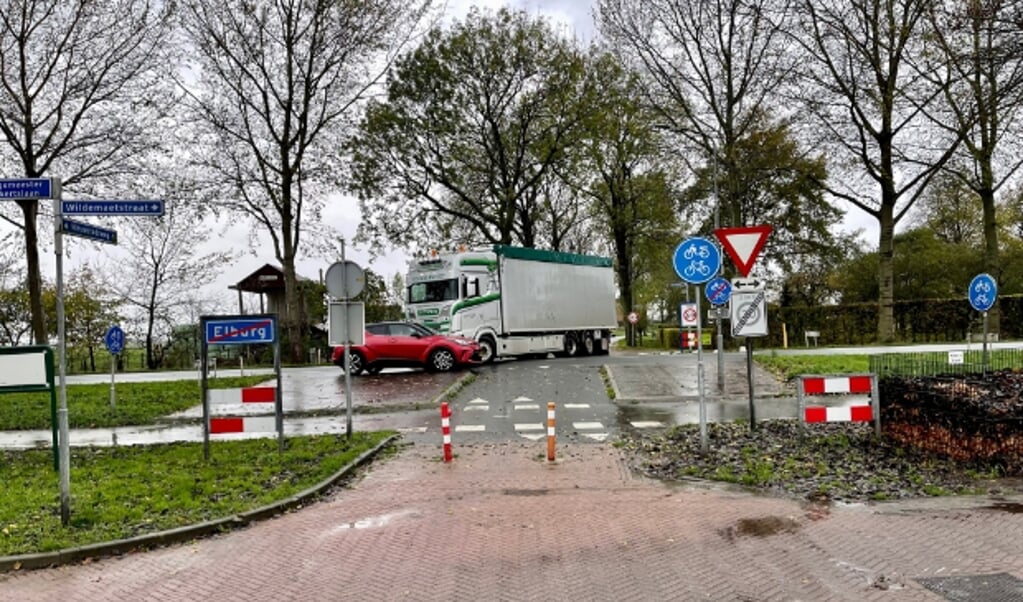  Auto moet de stoep om bij oversteek Nieuwstadsweg door oprijden Flevoweg vrachtwagen. 