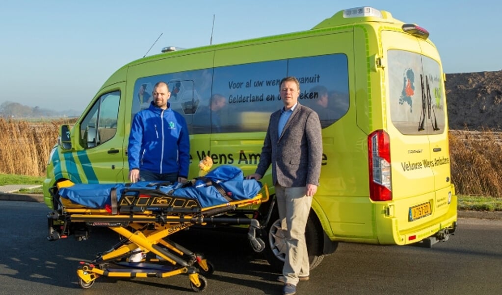 Joey van der Weijden (l.) en Paul Landwaart bij één van de drie ambulances van de Veluwse Wens Ambulance.