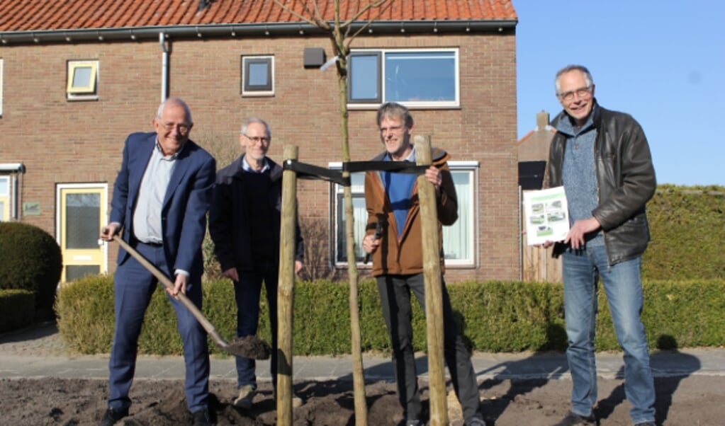Bob Bergkamp en Groentje-leden Marten Muller (secr.), Michiel Werner (vz.) en Frans Verstraten (pen.) met het bomenrapport.