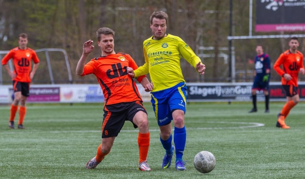 Martijn Lieferink knokt om de bal tegen Winand Meilink