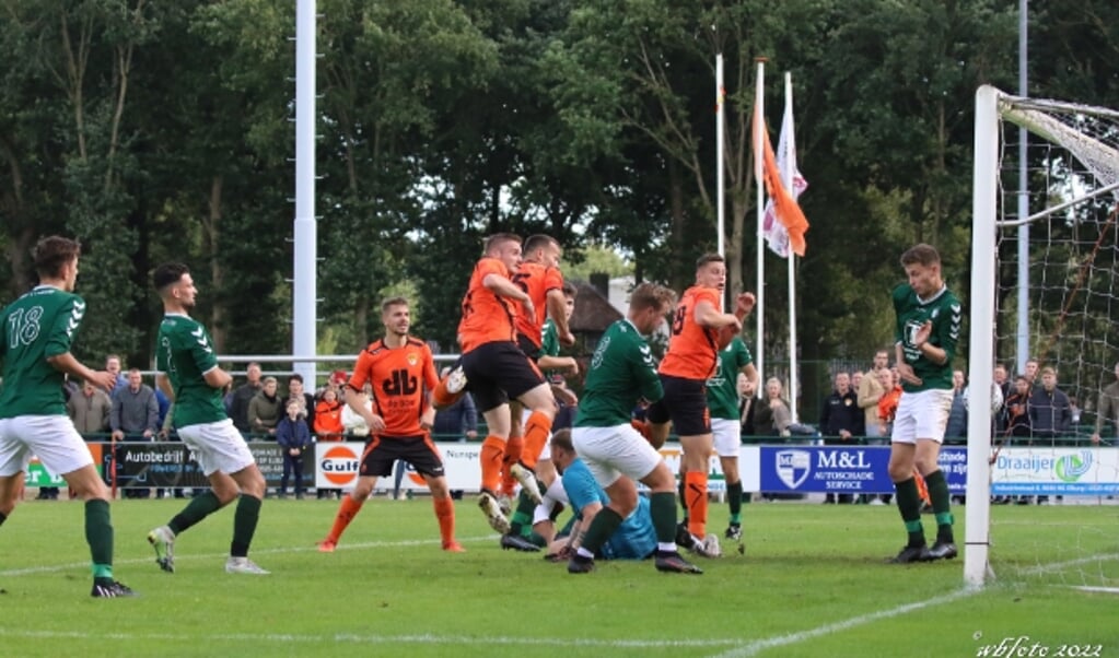  Een scrimmage voor het doel. (foto: Wilfred Boon)