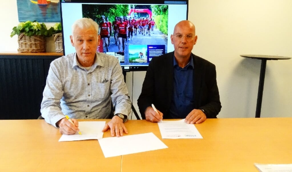 Johan Hut (L) en Gerrit Kolkman zetten hun handtekening