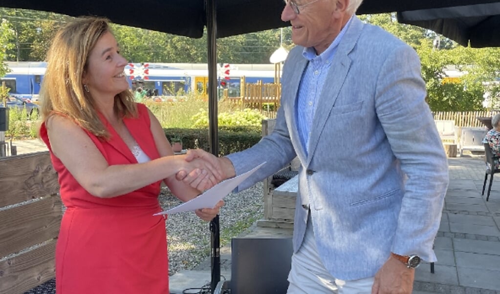 Op de foto schudden een blije voorzitter van het Starterscollectief Veluwe Edith Stegeman en voorzitter Ton Heddema van de Van der Zee Stichting elkaar de hand boven het pas ondertekende contract.
