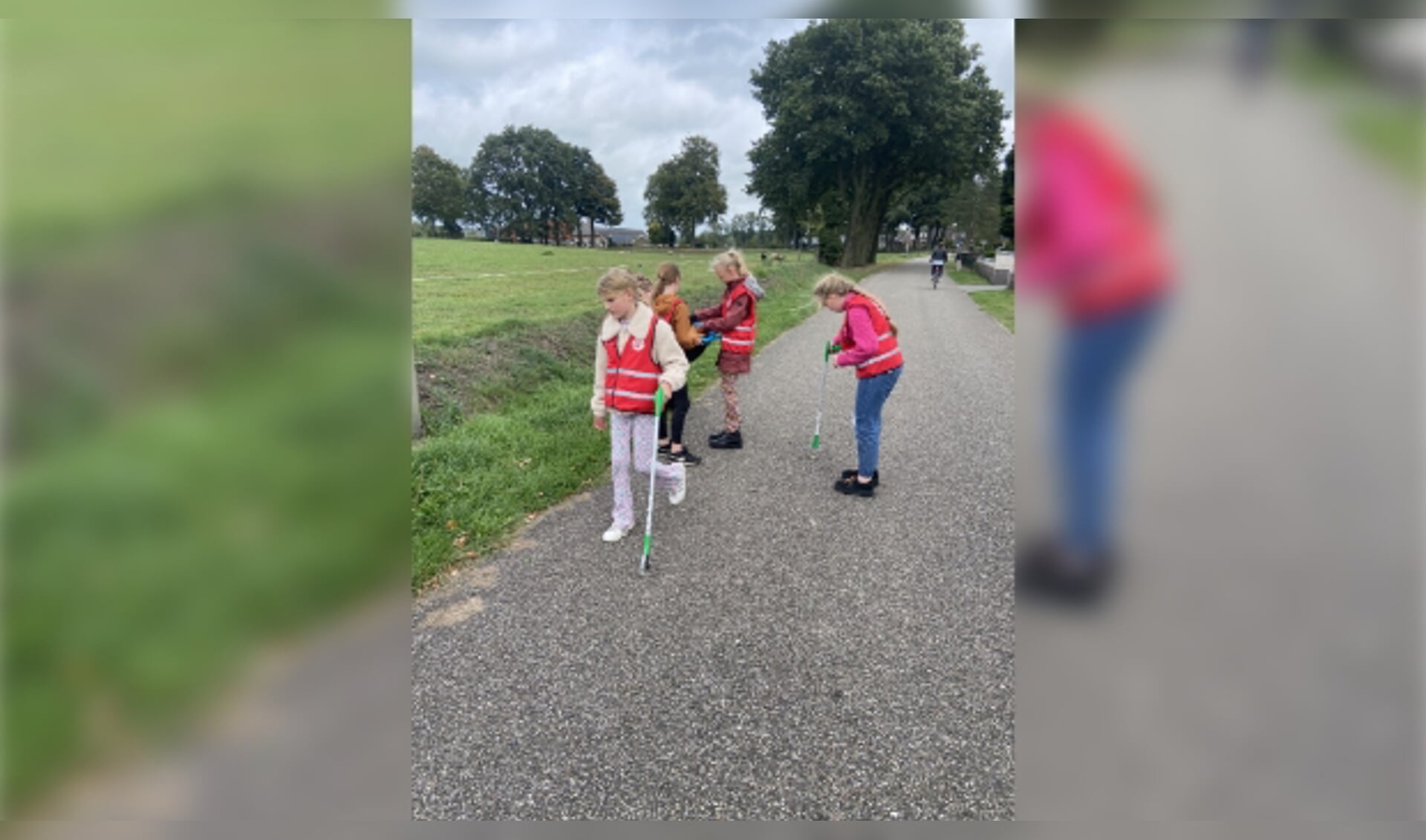  De kinderen van de Looschool rapen afval. 