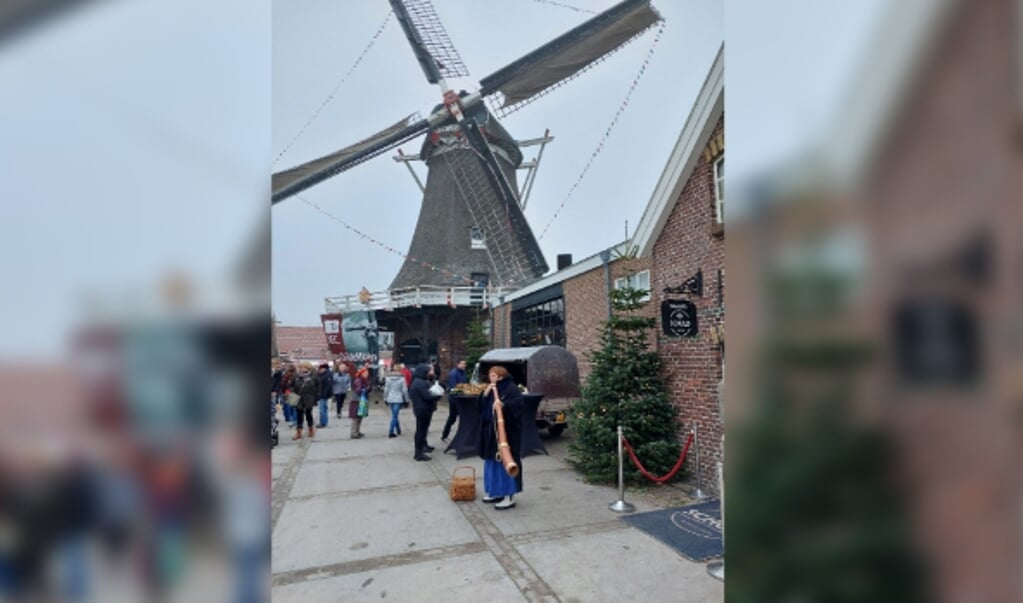  Hoornblazer bij Kerst bij de molen. 