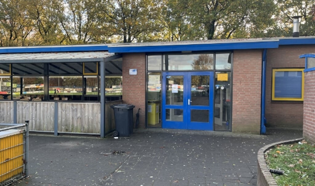 Het clubhuis van vv Nunspeet doet dienst als stembureau.